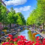 Amsterdami i “dritave të kuqe”, kanaleve famoze dhe tulipanëve – “mëkati i ëmbël” i pranverës
